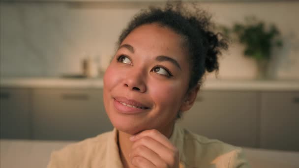 Close Afro Amerikaanse Vrouw Glimlachend Etnisch Dromerig Meisje Dromen Denken — Stockvideo