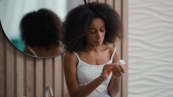Pensive Tänkande Omtänksam Afroamerikansk Kvinna Flicka Sjuk Kvinna Badrummet Läsa — Stockvideo