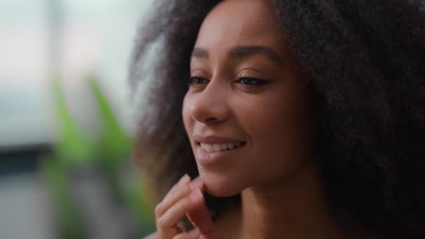 Mutlu Gülümseyen Kız Kadın Nemlendirilmiş Pürüzsüz Sağlıklı Cilt Rengi Cilt — Stok video