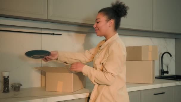 Szczęśliwy Afroamerykanka Dziewczyna Kobieta Gospodyni Domowa Otwarte Pudełko Tekturowe Rozpakować — Wideo stockowe