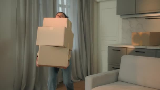 Afrykańska Amerykanka Przewożąc Ciężkie Kartonowe Pudełka Dostawa Nowym Mieszkaniu Przeniesienie — Wideo stockowe