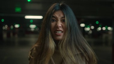 Kızgın Asyalı çılgın Koreli Çinli kız araba parkında bağırıyor kızgın iş kadını kadın müşteri yüksek sesle konuşuyor, bağırıyor anlaşmazlıkları çözüyor öfke krizini hisset, çığlık atan web kamerası görüntüsü