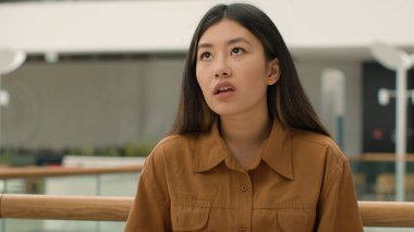 Stresli sinirli Asyalı kız öğrenci Koreli Çinli çok ırklı iş kadını hoşnutsuz ofis müdürü müşteri CEO işvereni memnuniyetsiz başarısızlık hatası iş sorunu