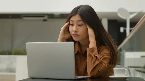 Uitgeput Overwerkt Aziatisch Chinees Japans Vrouw Student Meisje Studeren Online — Stockfoto