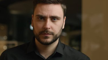 Kapalı erkek, beyaz iş adamı ciddi yüz ifadesi. Girişimci, yetişkin 30 'lu yaşlarda, kamera iş portresi girişimcisi, ofis çalışanı CEO' su, işveren lideri.