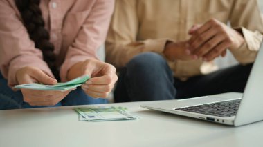 Avroyu sayan tanınmamış kadın para dağıtır nakit maaş finansman aile bütçesi planlama kadın eli değmiş masadaki banknotları online iş ekonomisi ile birlikte sayar