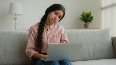 Stresli Arap kadın iş kadını kötü haber okuyan serbest çalışan laptop 'a bakan öğrenci, evde üzgün bir kız ile kaza hatası sorununu birbirine karıştırıyor.
