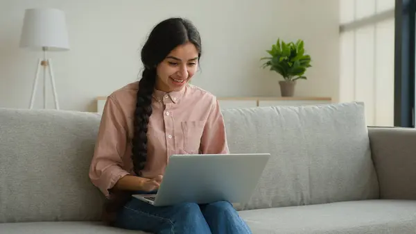 Lächelnd Araberin Sprechen Mit Freund Auf Laptop Online Videokonferenz Anwendung — Stockfoto