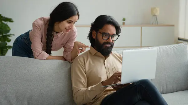 Indische Muslimische Mann Mann Mit Laptop Sprechen Frau Hinter Glückliche — Stockfoto