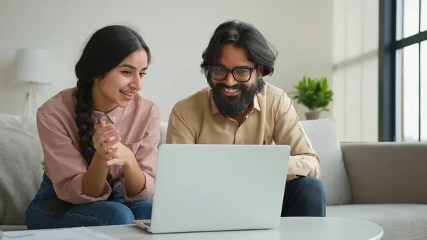 Lächelnd Arabisch Indisch Geschäftsleute Paar Moslem Mann Frau Gespräch Online — Stockfoto