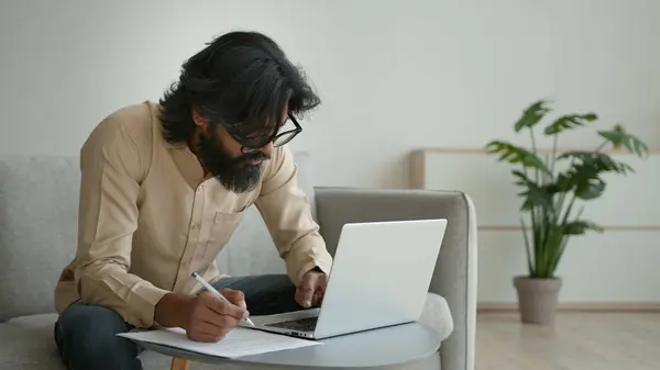 Arabisch Indischen Muslimischen Mann Kerl Geschäftsmann Schreiben Notizen Papiere Papierkram — Stockfoto