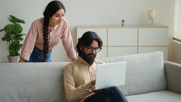 Arabisch Indische Paar Auf Couch Sofa Verwenden Computer Laptop Shopping — Stockfoto