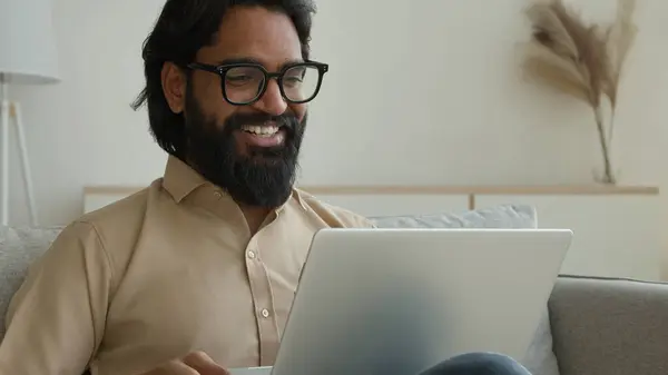 Arabisch Indischen Muslimischen Mann Sprechen Hause Videokonferenz Auf Laptop Freiberufliche — Stockfoto