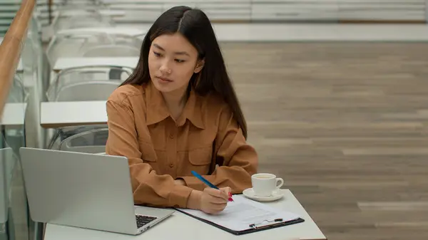 Asiatische Frau Multitasking Unternehmerin Ethnische Chinesische Studentin Studieren Online Café — Stockfoto