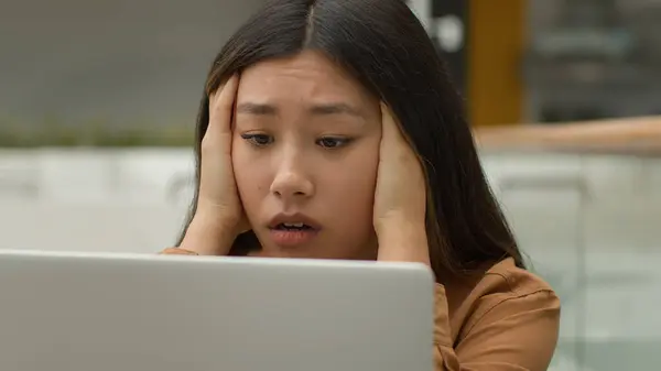 疲れ過ぎたアジアの女の子学生オンライン勉強ノートパソコンでオフィスで仕事頭の頭痛疲れ中国語韓国の女性従業員ビジネス女性動揺仕事の失敗絶望疲労燃え尽き — ストック写真