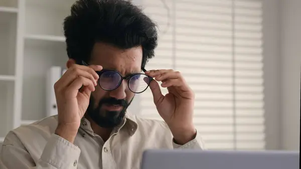 Unavený Přepracovaný Muž Indický Arabský Podnikatel Pracující Notebooku Brýlích Zmatený — Stock fotografie