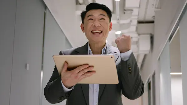 Heyecanlı Mutlu Olgun Adamı Ofis Koridorunda Dijital Tabletli Asyalı Adam — Stok fotoğraf