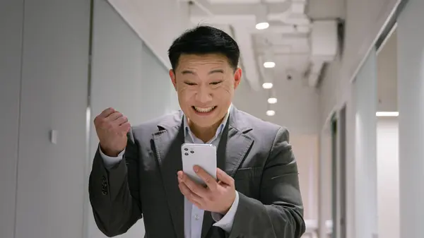 Mutlu Asyalı Yetişkin Duygusal Kazanan Çinli Gülümseyen Adamı Dünyasının Başarısını — Stok fotoğraf