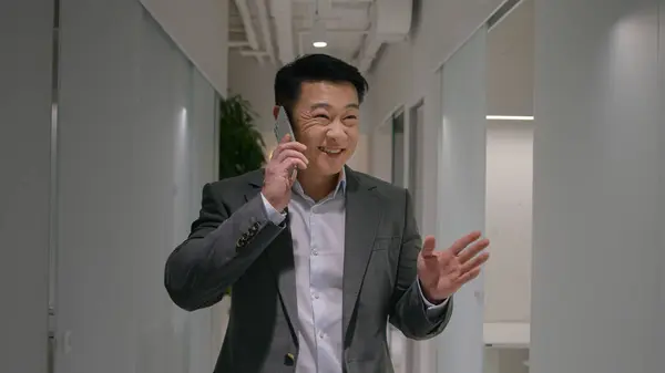 Mutlu Olgun Asyalı Adamı Ofis Lobisinde Gülerek Yürüyor Görüşmelerine Gidiyor — Stok fotoğraf