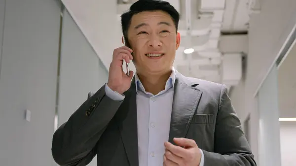 Mutlu Asyalı Adamı Çinli Japon Asıllı Adam Modern Ofis Koridorunda — Stok fotoğraf
