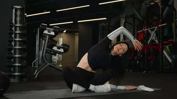 Fit Ince Beyaz Sporcu Sağlıklı Aktif Vücut Kaslarını Esneten Lotus — Stok fotoğraf