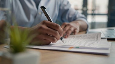 Ofis masasında iş belgelerini imzalayan, tanınmayan bir iş adamı hakkında rapor yazıyor. Üniversite 'de İngilizce sınavı yazıyor.