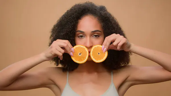 Beauty Portret Afro Amerikaanse Meisje Vrouw Houden Twee Plakjes Sinaasappel — Stockfoto