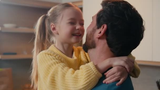 可爱的笑容可亲的女儿抱着可爱的爸爸拥抱抚养权爱的纽带亲密接触的鼻子骗过玩游戏亲密的父亲和小孩的女儿拥抱家人 — 图库视频影像
