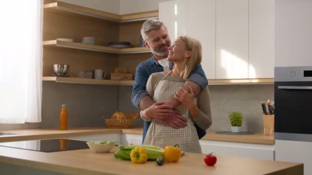 Movendo Tiro Adulto Casal Família Caucasiana Abraçando Cozinha Afetuosa Olhando — Vídeo de Stock
