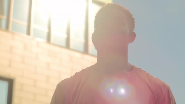 Afroamerykanin Żebrzący Męską Sylwetkę Słońcu Mieście Modlący Się Facet Zewnątrz — Wideo stockowe