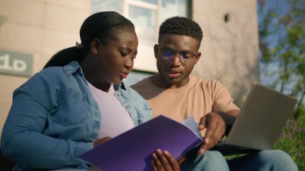 Dos Estudiantes Afroamericanos Amigos Discuten Proyecto Educación Parlante Estudio Aprendizaje — Vídeo de stock