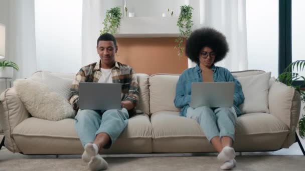 Suami Sibuk Dan Istri Berkonsentrasi Pekerja Lepas Pecandu Internet Pasangan — Stok Video