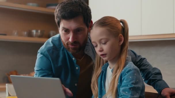 Glad Familie Lille Datter Barn Pige Far Tjekker Lektier Hjælpe – Stock-video
