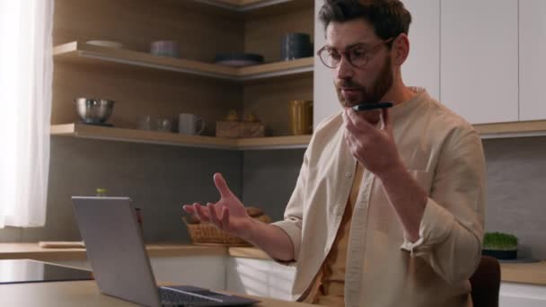Uomo Affari Freelance Caucasico Degli Anni Che Lavora Con Laptop — Video Stock