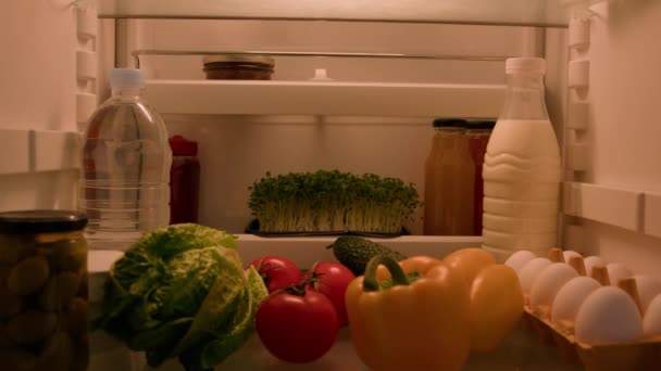 Nézőpont Pov Belül Hűtőszekrény Éhes Férfi Férfi Nyitott Hűtőszekrény Egészséges — Stock videók