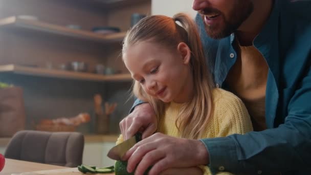 Gelukkig Familie Koken Veganistisch Diner Vegetarisch Eten Samen Kaukasische Vader — Stockvideo