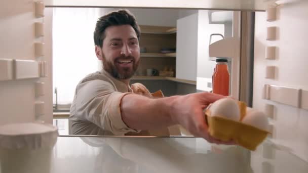 Buzdolabının Içinden Bakış Açısı Pov Kafkasyalı Yetişkin Erkek Sahibi Sahibi — Stok video