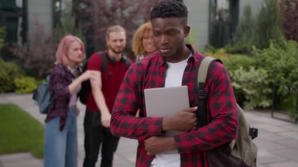 Estressado Africano Americano Escola Cara Masculino Estudante Intimidado Homem Sofrer — Vídeo de Stock