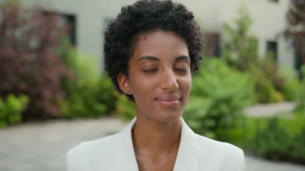 Portret Van Mooie Stijlvolle Afrikaanse Amerikaanse Zakenvrouw Gelukkig Glimlachen Zorgeloos — Stockvideo