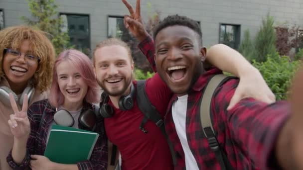 Diversos Amigos Universitarios Multirraciales Felices Genz Personas Multiétnicas Estudiantes Sonriendo — Vídeos de Stock