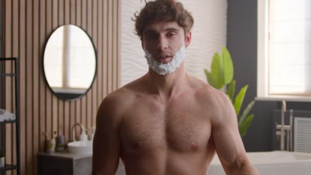Portret Kaukasische Baard Ongeschoren Borstel Man Poseren Sexy Naakt Pose — Stockvideo