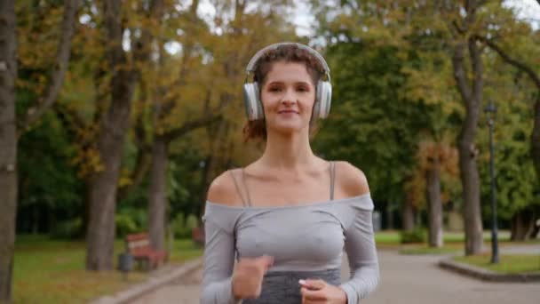Sport Buiten Het Park Kaukasisch Gratis Happy Girl Runner Jogger — Stockvideo