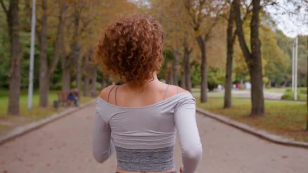 Sport Freien Herbst Park Natur Mädchen Laufen Rückansicht Von Hinten — Stockvideo