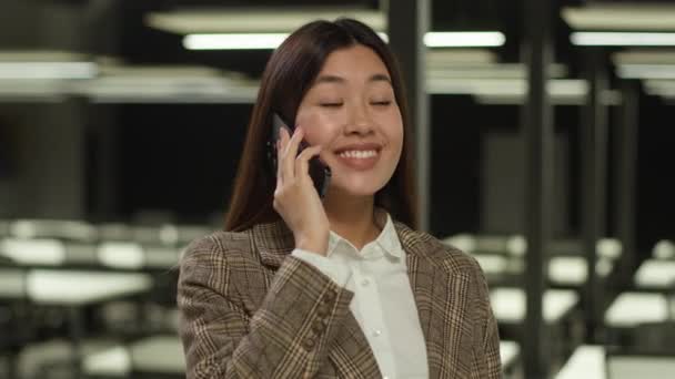 ハッピー笑顔ビジネス女性 アジアの韓国の楽しいビジネスウーマンガール 起業家 オフィス マネージャー 携帯電話 素晴らしい ニュース ニュース — ストック動画