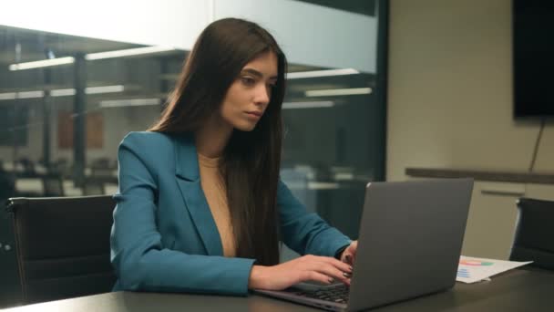 インドの深刻な少女労働者マネージャーデザイナー 雇用主 オフィスの女性起業家 アラビアのビジネスマン ノートパソコンのペンシング思考ビジネス女性 思考ソリューションはコンピュータとオンラインで動作すると思います — ストック動画