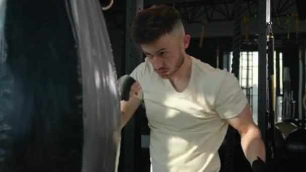 Homem Dedicado Atleta Boxeador Boxe Saco Perfuração Ginásio Fitness Moderno — Vídeo de Stock