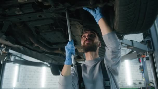 Hombre Caucásico Técnico Reparador Mecánico Automóviles Reparación Camiones Estación Servicio — Vídeo de stock