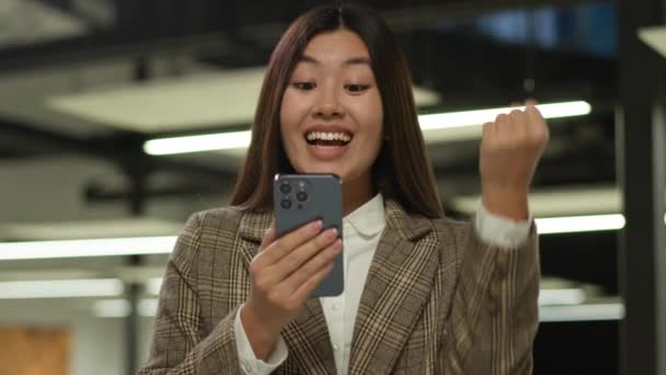 Szczęśliwy Zwycięzca Azji Kobieta Koreański Szczęście Dziewczyna Biuro Chiński Menedżer — Wideo stockowe
