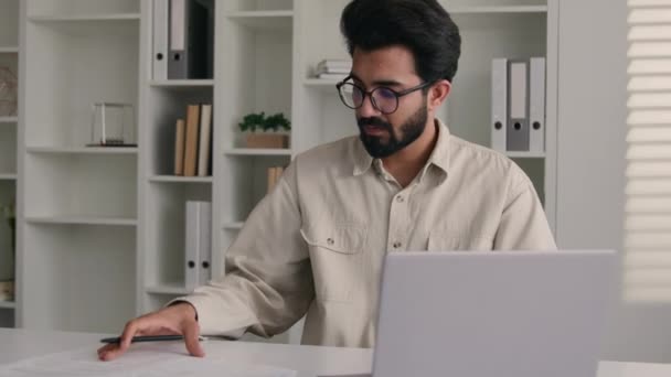 Беспокойный Подчеркнул Индийский Бизнесмен Усталый Измученный Грустный Бизнесмен Работающий Ноутбуком — стоковое видео