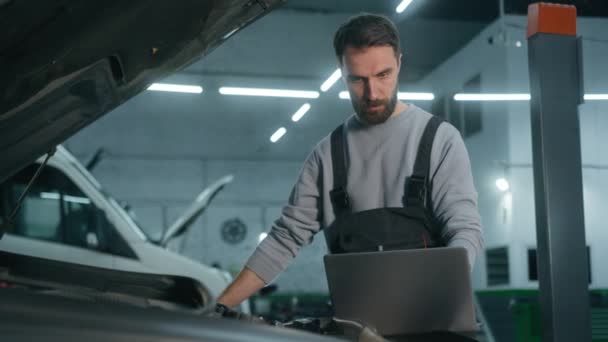 Blanke Volwassen Man Werknemer Auto Monteur Repareren Auto Probleem Van — Stockvideo